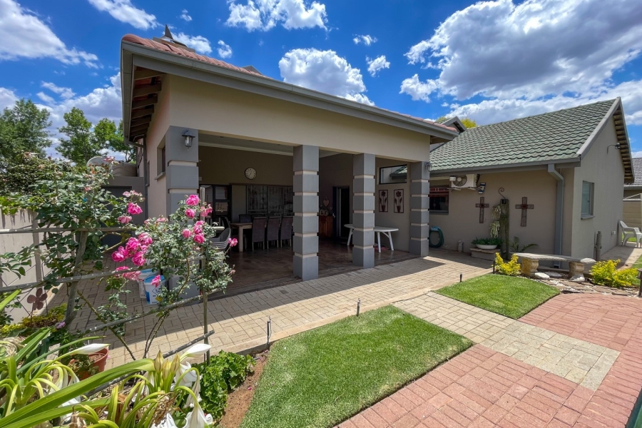 4 Bedroom Property for Sale in Flamwood North West